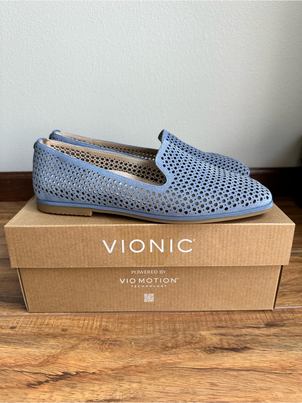 Vionic Perforated Willa 2.0 Slip-On Loafers in Light Pacific Blue Suede Size 9